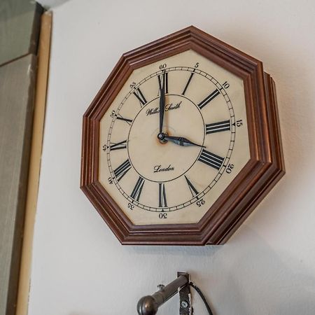 Vintage And Warm 2Br Apartament In Tiranë Luaran gambar