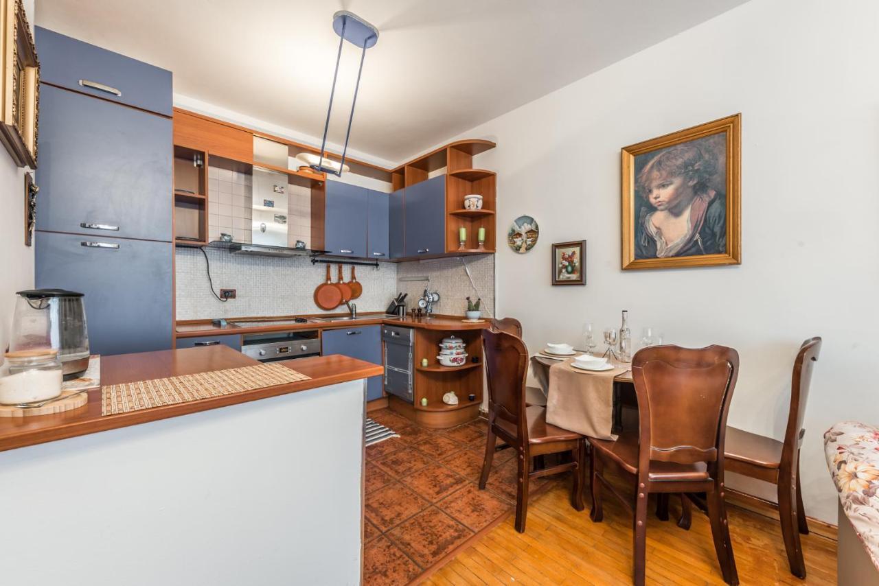 Vintage And Warm 2Br Apartament In Tiranë Luaran gambar