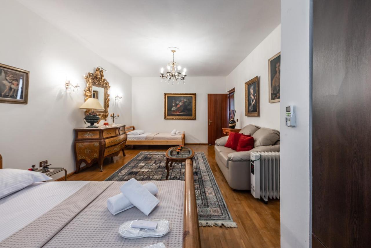 Vintage And Warm 2Br Apartament In Tiranë Luaran gambar