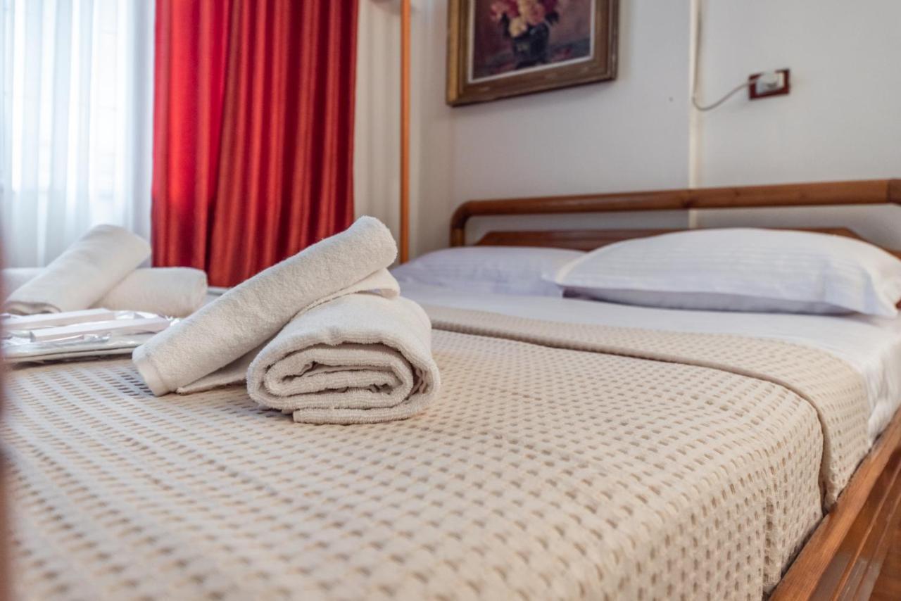 Vintage And Warm 2Br Apartament In Tiranë Luaran gambar