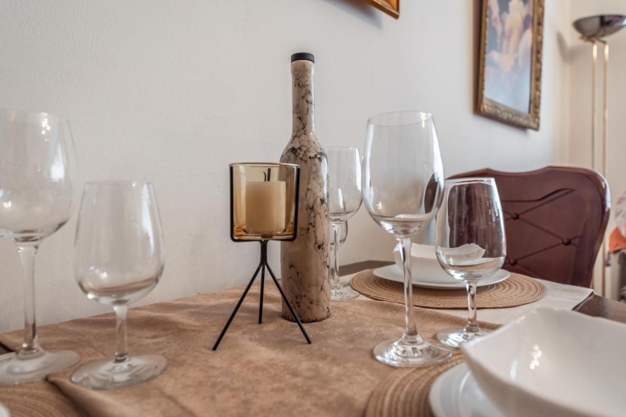 Vintage And Warm 2Br Apartament In Tiranë Luaran gambar