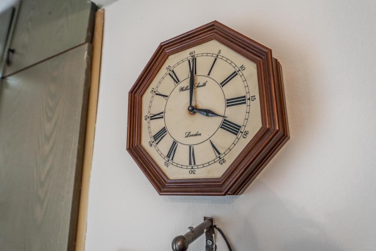 Vintage And Warm 2Br Apartament In Tiranë Luaran gambar